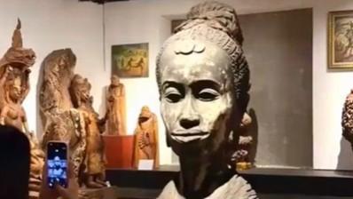  “你们都是旅游 她是探亲”