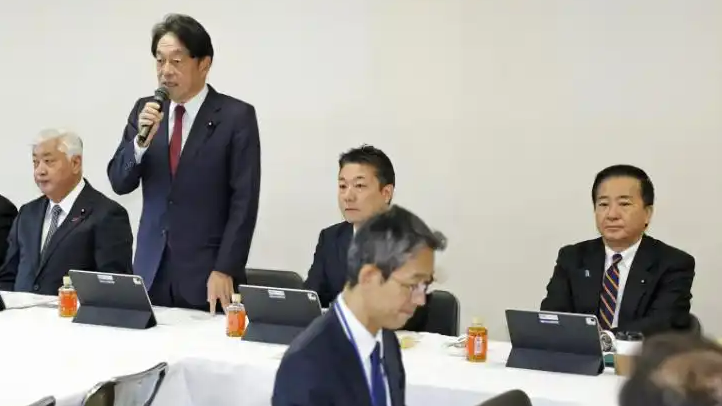 日本自民党开会讨论修改安保战略
