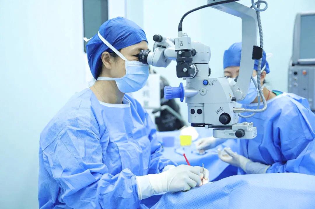 女生近视手术前查出视网膜脱离