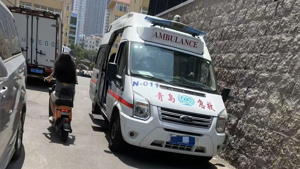  青岛大学一宿管离世 住处无空调