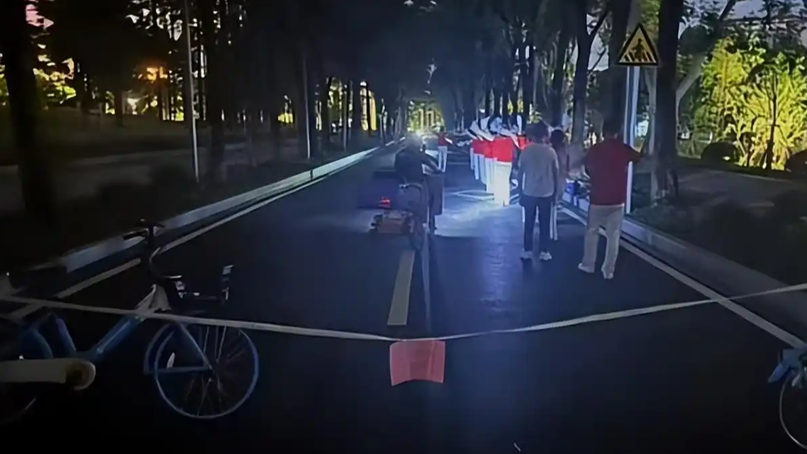  武汉大妈拉线封路跳广场舞 当地回应