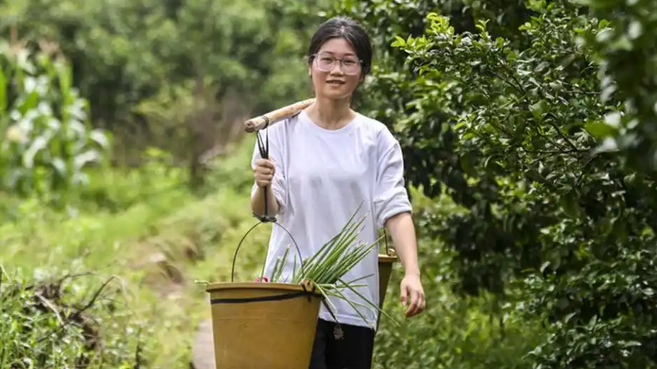  高考扁担女孩找到时薪12元暑假工