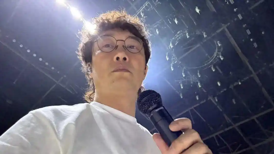 陳奕迅演唱會爆咳 連連揮手示意沒事
