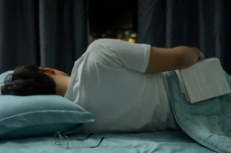   男子戴隐形眼镜过夜致左眼失明 缩略图