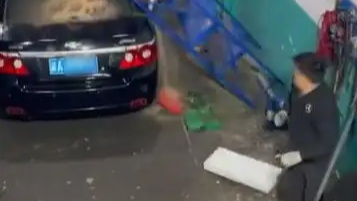 修车工一个动作引发多米诺骨牌效应