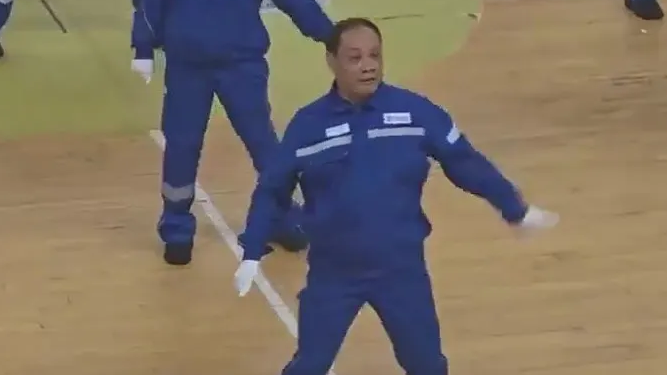 鹤岗70后大哥自信舞姿走红网络