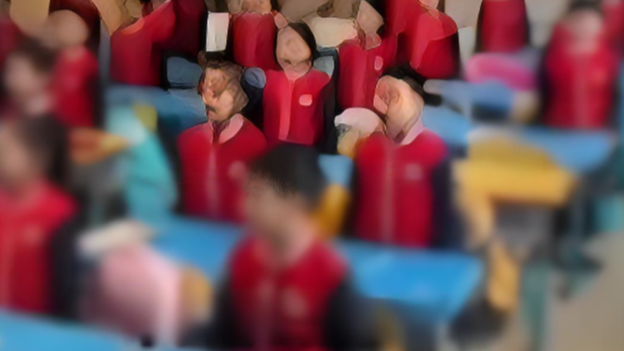 老师带娃藏讲桌下上课 原因太催泪