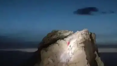 游客為舉國旗夜爬男子照亮上山路