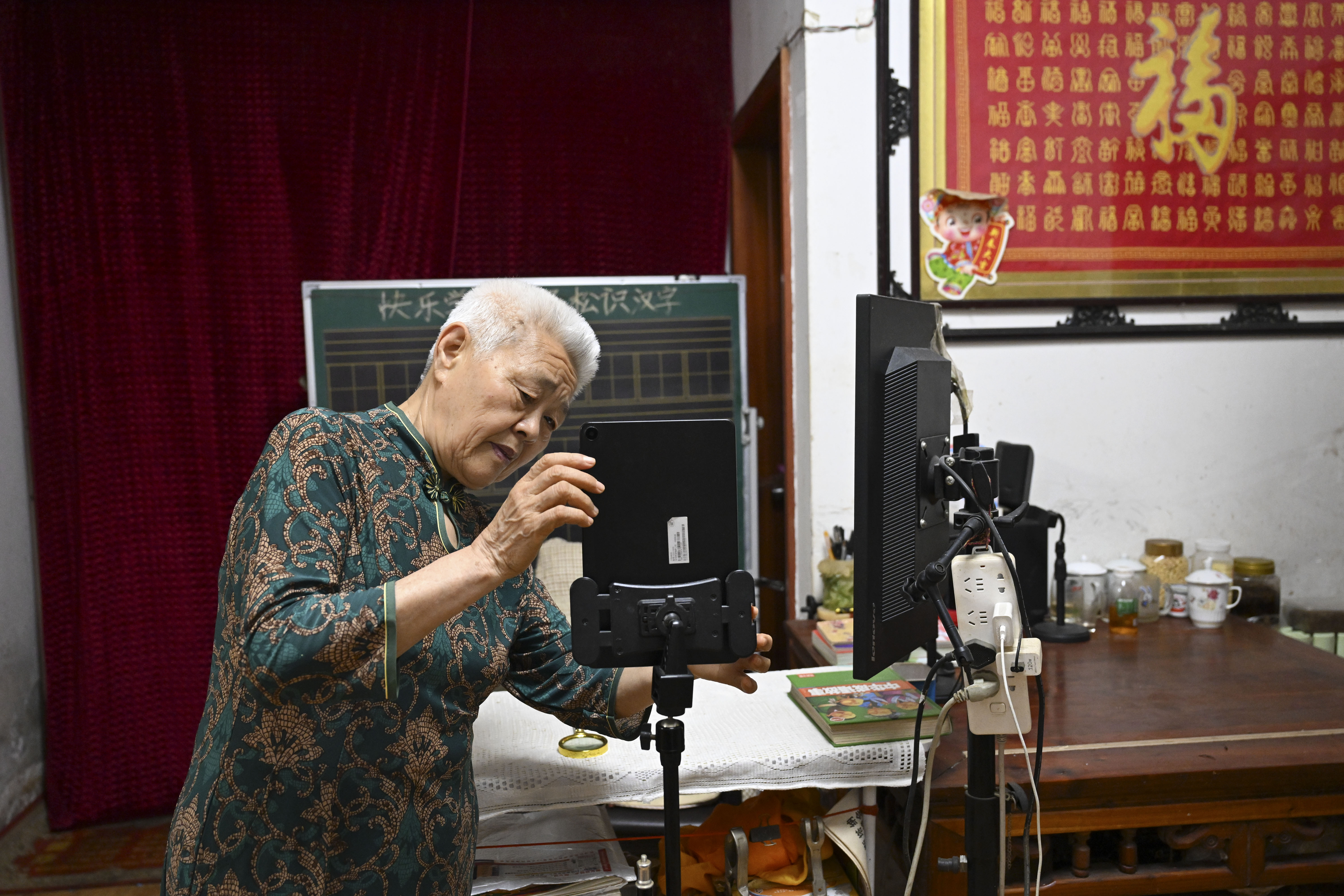 76岁退休教师奶奶开直播：免费教识字