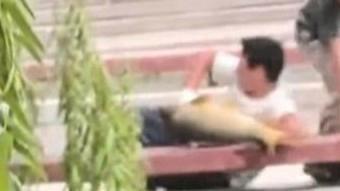  山西数名男子捞起大鱼就跑 公园报警