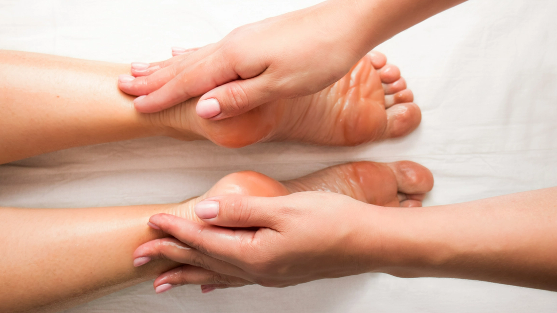 八旬老人被脚底硬疙瘩折磨三十年