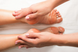   八旬老人被脚底硬疙瘩折磨三十年 缩略图