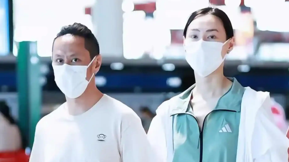 梁洛施与男友十指紧扣现身机场