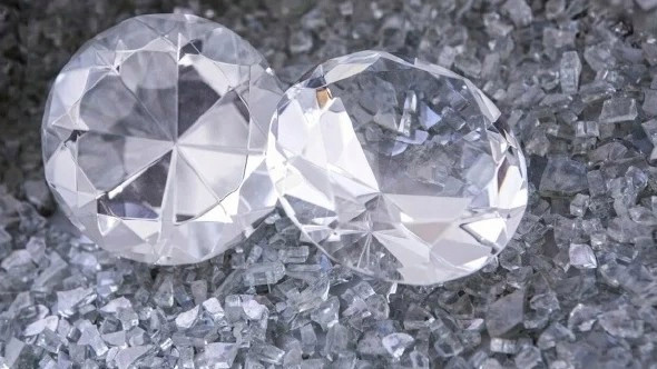 网友吐槽14万的钻石项链200卖不出