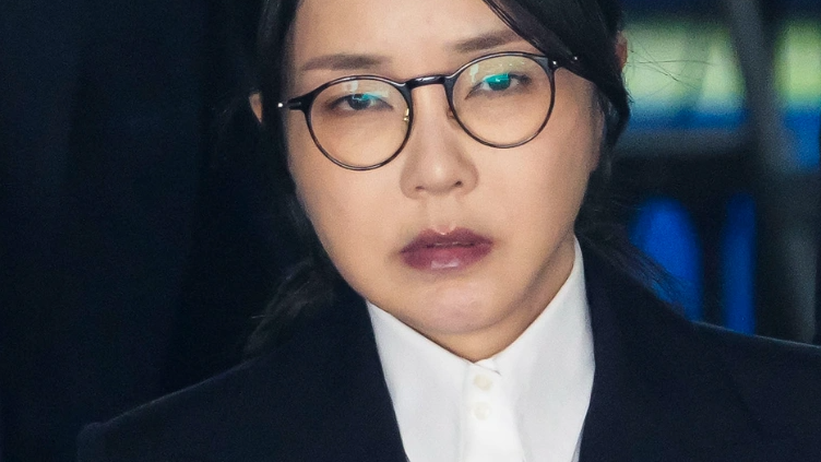 台风杨柳来袭 树木被连根拔起