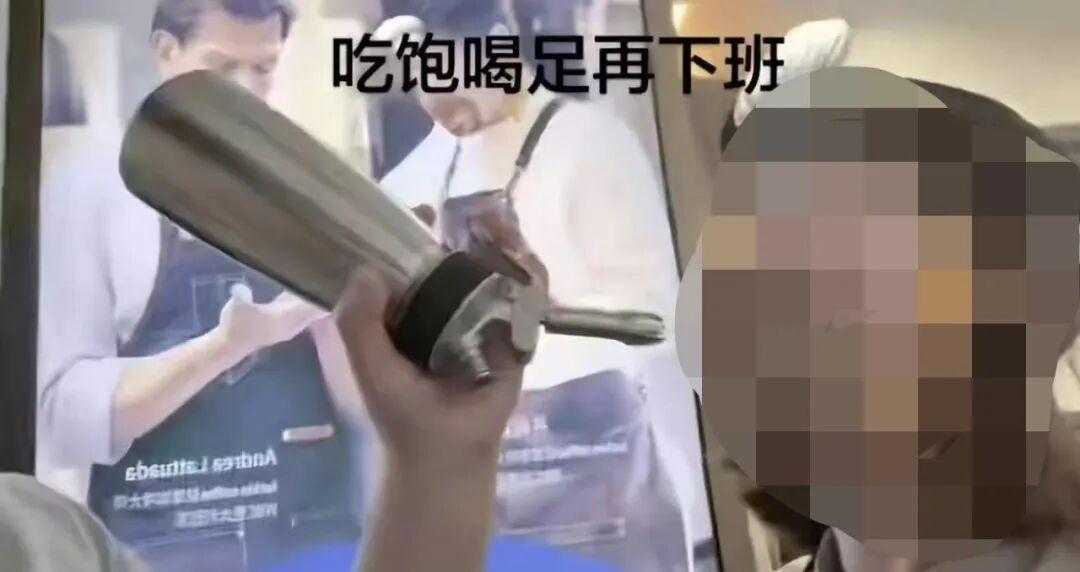 瑞幸回应“员工对嘴喷奶油”