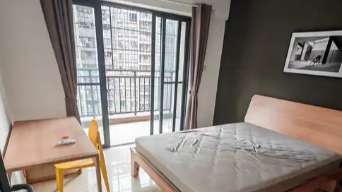 房东验房发现屋里全是人吓到报警