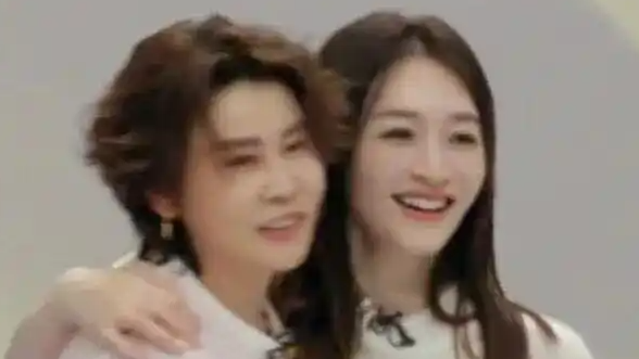 李小冉拉王濛起来被甩开