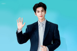 张凌赫白玉兰介绍自己是演员张家玮