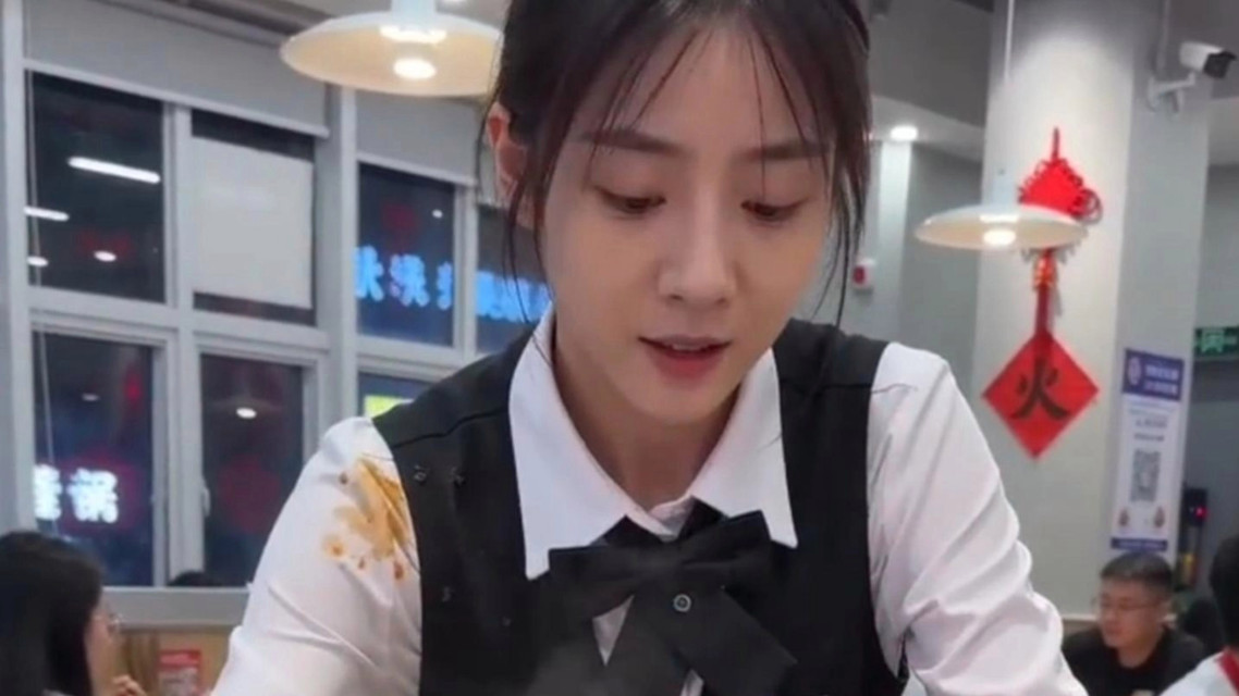  服务员女生自卑发帖获7万网友安慰
