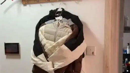 女生分享一家人衣服：拥抱着挂在一起