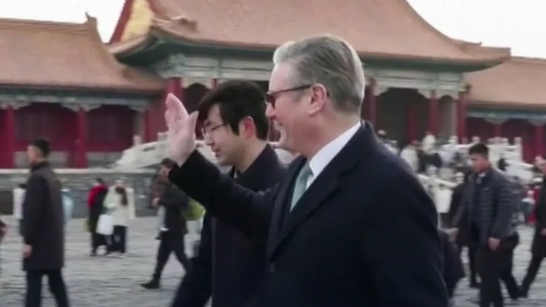 英首相参观故宫 朝游客微笑打招呼