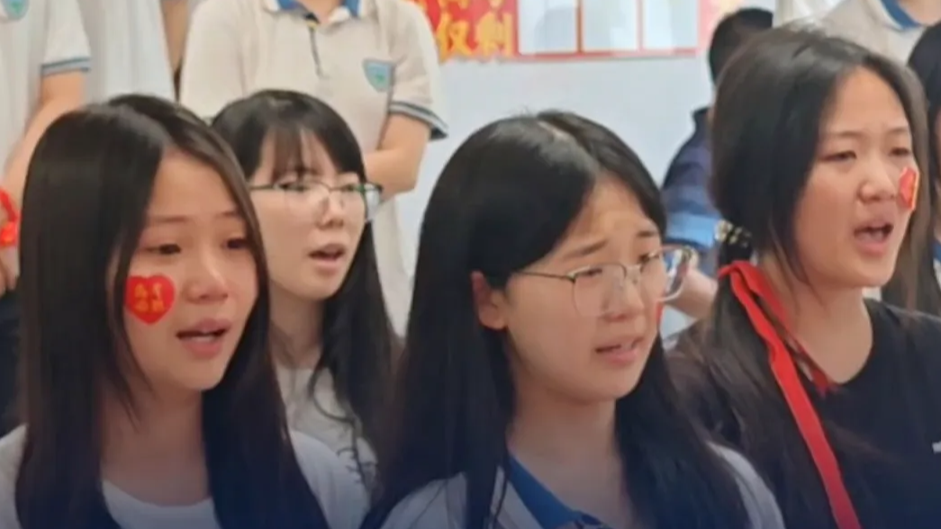  高考送考动员一首老歌唱哭考生家长