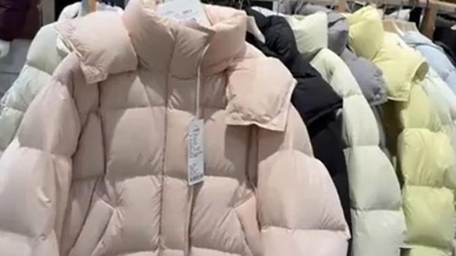 中产涌入超市抢300元羽绒服
