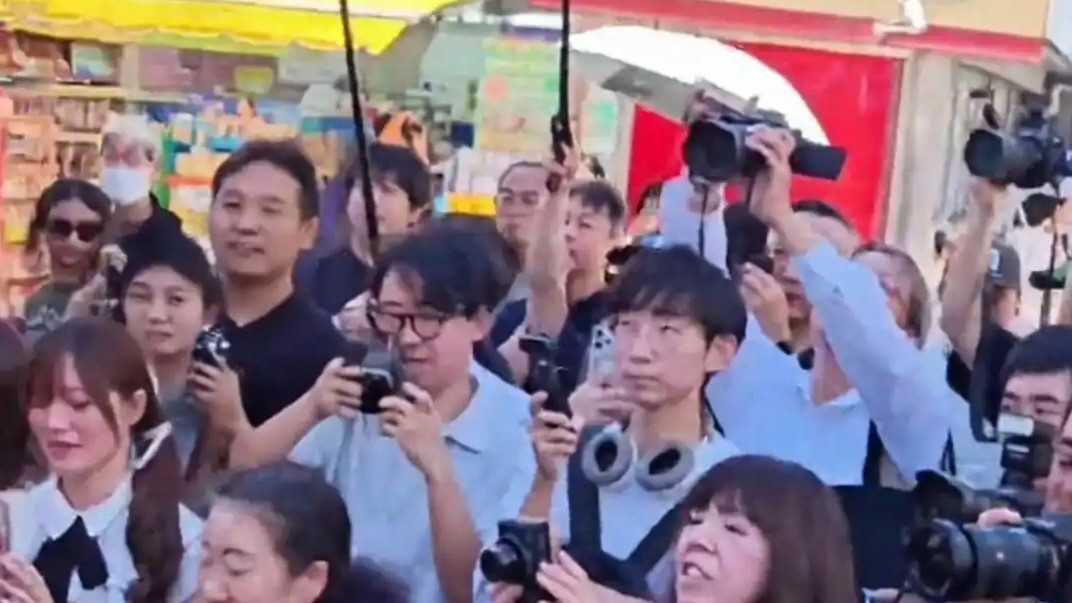  日本民众排队5小时买中国相机