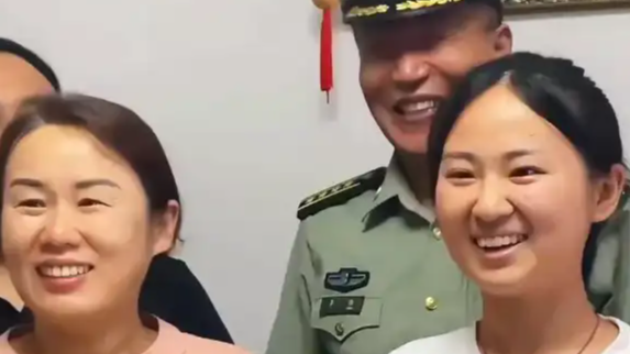  军校录取通知书送达现场排面拉满