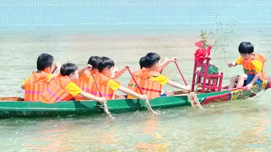  广东划龙舟从幼儿园开始培养