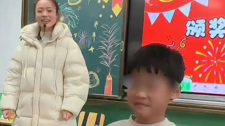 小学老师给交白卷的学生发奖状