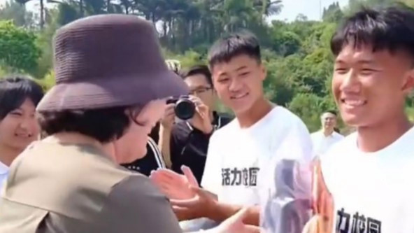  男生激动向华春莹大喊：你太漂亮了