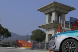   外籍乘客偷拍部队 司机果断开向军营 缩略图