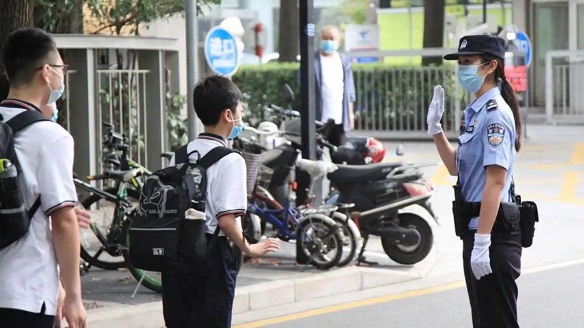 学校安全责任不能转嫁为家长站岗