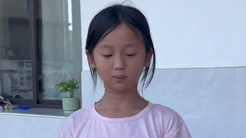  女孩家中失火试卷被烧 消防员送新卷