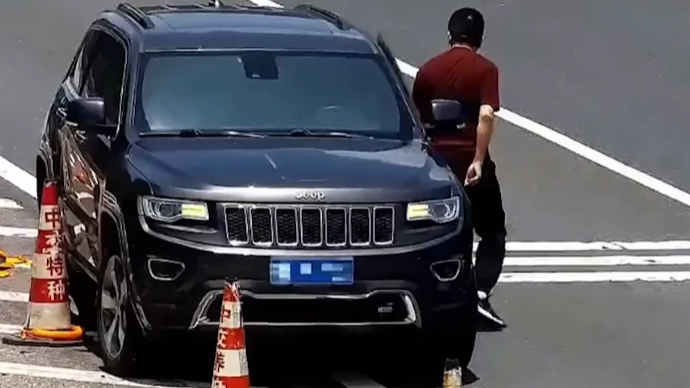  高速倒车被罚12分 司机：我媳妇说倒