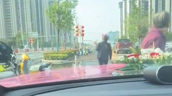 河南老人强拦婚车讨喜烟 被特警驱离