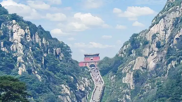 五一凌晨3點(diǎn)泰山人多得走不動道