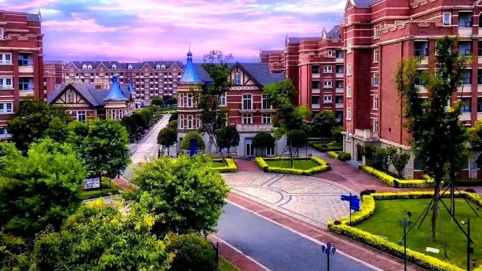 四川一高校放6天假让学生赏花恋爱