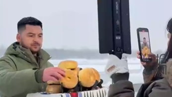 新疆打馕小伙因酷似泽连斯基走红