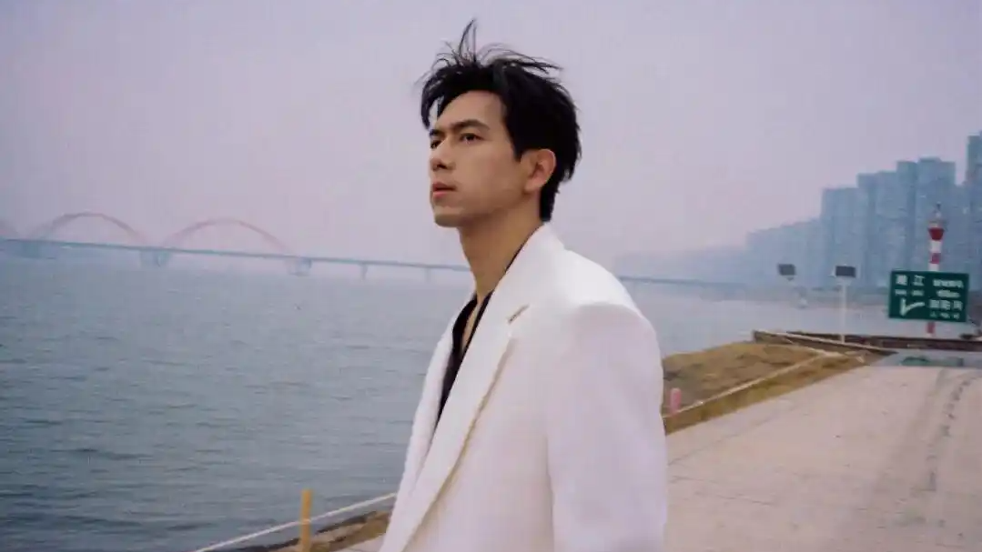 李现澳门街头摄影被路人警告