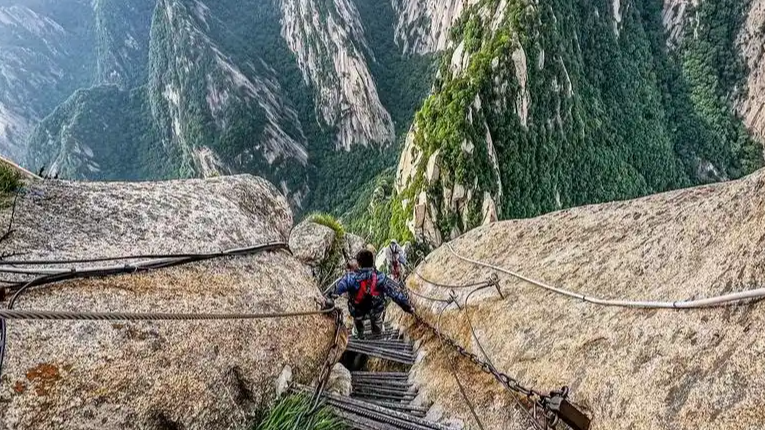 女子一天爬两次华山获景区关心
