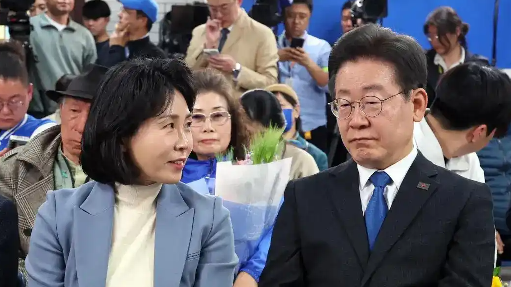  李在明出身贫寒：贪赌的爸 拮据的家