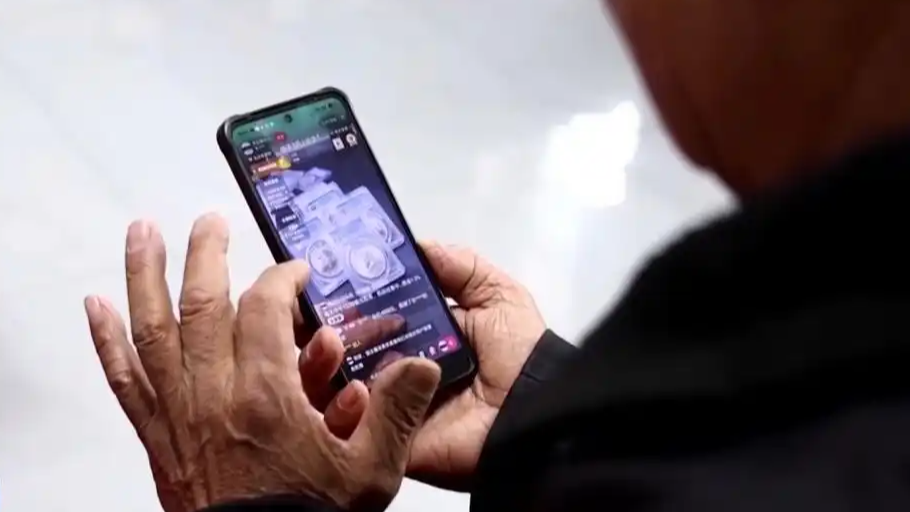 演戏式直播鉴宝专盯老人