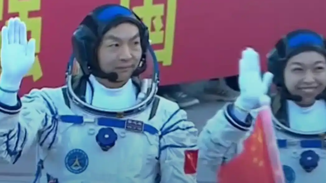  航天员出征 现场齐唱《歌唱祖国》