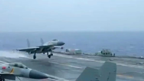  歼-15西太平洋雨中带弹驱离外机