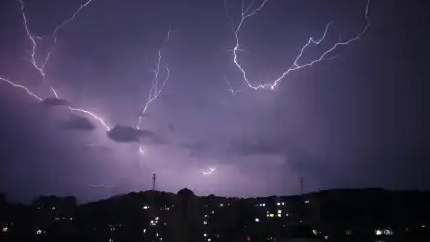 大连一夜之间闪电7694次