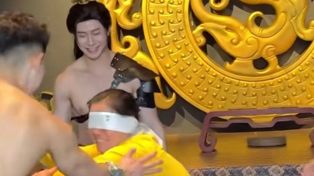  裸上身公主抱 NPC互动尺度引争议