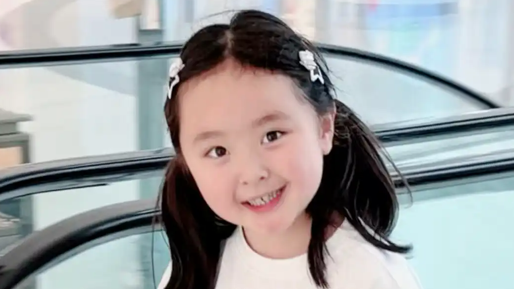  六一小孩姐摆摊创业赚礼物
